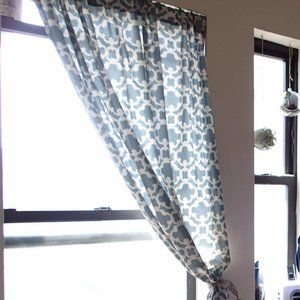 2 curtain panels